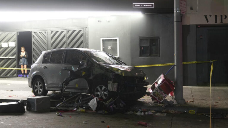 เกิดเหตุรถยนต์พุ่งชน ฝูงชนจำนวนมากในเมืองลอสแองเจลิส ถ.ซานตา มอนิก้า บูเลอวาร์ด ย่านฮอลลีวู้ดตะวันออก บาดเจ็บกว่า 20 ราย สาหัส 4-5 ราย