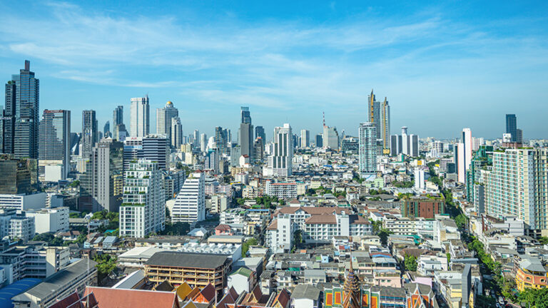 แบงก์ชาติ มอง เศรษฐกิจไทย ไม่ตกเหวปีนี้ แต่ตกปีหน้า เตือนภาวะช็อกภาษีสหรัฐกินเวลานานถึงปี 69 แต่ไม่รุนแรงเท่าวิกฤตการเงินโลกและโรคโควิด-19 เศรษฐกิจไทยต้องทนทานและยืดหยุ่นดีกว่าลดดอกเบี้ย ไทยยังไม่เจอเงินฝืด