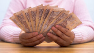 กูรูเศรษฐศาสตร์ชี้ความคิด รายได้ ภาษี ติดลบ Negative Income Tax ดูดี หวังแก้ปัญหาคนเดือดร้อนตรงจุด แต่เตือนแก้ปัญหาสำคัญของจะบังคับใช้ในปี 2570