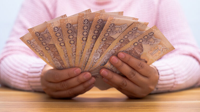 กูรูเศรษฐศาสตร์ชี้ความคิด รายได้ ภาษี ติดลบ Negative Income Tax ดูดี หวังแก้ปัญหาคนเดือดร้อนตรงจุด แต่เตือนแก้ปัญหาสำคัญของจะบังคับใช้ในปี 2570