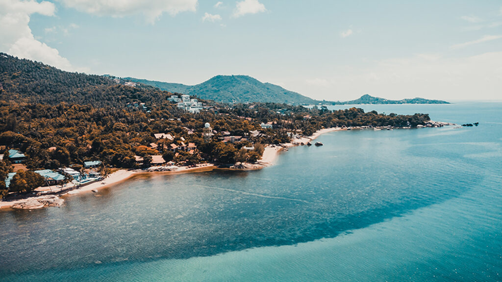 อสังหาริมทรัพย์ เกาะสมุย โตสวนภาวะซบเซา มูลค่าตลาดกว่า 30,000 ล้านบาท พูลวิลล่าหรูแข่งขันแรงฉุดราคาปล่อยเช่าเหลือคืนกว่า 13,000 บาท ดันยอดพักเพิ่มแตะกว่า 71% เทรนด์เปลี่ยนชัด แห่ขึ้นคอนโดรวมกว่า 1,000 ห้อง