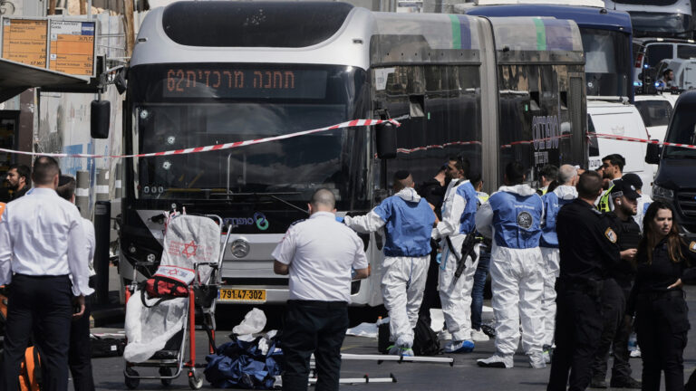 กราดยิงประชาชน ยืนรอป้ายรถเมล์เสียชีวิตกว่า 6 ราย เจ็บกว่า 12 รายในกรุงเยลูซาเลม เมืองหลวงอิสราเอล มือปืนถูกทหารสังหารเสียชีวิตในที่เกิดเหตุ