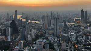 คอนโดมิเนียมในไทย กู่ไม่กลับ ย่ำแย่ทั้งคนขายถึงคนซื้อ เปิดตัวต่ำเตี้ยในรอบ 15 ปี หรือตั้งแต่วิกฤตการเมืองรุนแรงในปี 2553 ยอดโอนดำดิ่งต่ำสุดใน 6 ปี หรือตั้งแต่เกิดโรคโควิด-19