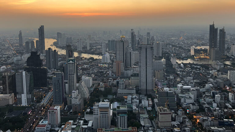 คอนโดมิเนียมในไทย กู่ไม่กลับ ย่ำแย่ทั้งคนขายถึงคนซื้อ เปิดตัวต่ำเตี้ยในรอบ 15 ปี หรือตั้งแต่วิกฤตการเมืองรุนแรงในปี 2553 ยอดโอนดำดิ่งต่ำสุดใน 6 ปี หรือตั้งแต่เกิดโรคโควิด-19