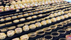ราคาทองคำ ในไทยวันนี้กระฉุดแรง +1,000 บาท หลังปรับราคาระหว่างวัน 14 ครั้ง ดันทองแท่งทะลุ 56,950 รูปพรรณ 57,750 บาท ทำลายสถิติสูงสุดครั้งใหม่ในประวัติศาสตร์ทองไทย