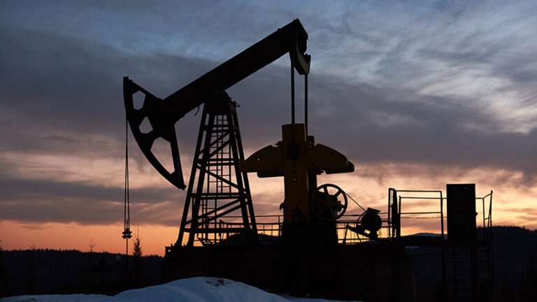 ราคาน้ำมันดิบโลก หยุดราคาถูกสุดใน 2 สัปดาห์ พลิกปิดขึ้นเหนือ 66 ดอลลาร์ สหรัฐจ่อคว่ำบาตรน้ำมันดิบรัสเซีย ราคาน้ำมันในไทยนิ่งมา 19 วัน