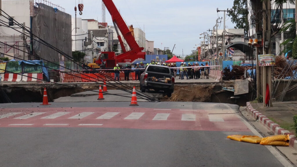 เร่งตรวจหาสาเหตุ ถนนทรุดตัวหน้าโรงพยาบาลวชิรพยาบาล ด้านการประปานครหลวง เร่งตรวจสอบความเสียหาย หลังท่อประปาแตก กระทบการให้บริการน้ำประปาประชาชน