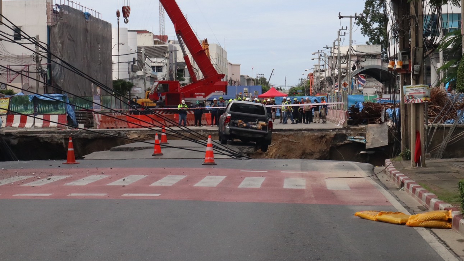 เร่งตรวจหาสาเหตุ ถนนทรุดตัวหน้าโรงพยาบาลวชิรพยาบาล ด้านการประปานครหลวง เร่งตรวจสอบความเสียหาย หลังท่อประปาแตก กระทบการให้บริการน้ำประปาประชาชน