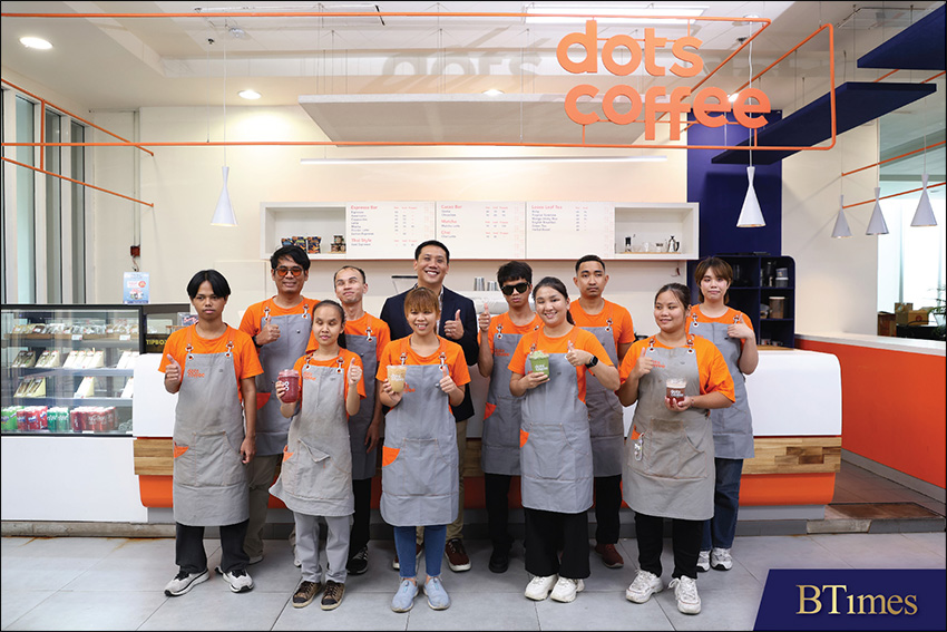 ผู้ร่วมก่อตั้งและพนักงาน ร้านกาแฟ Dots Coffee