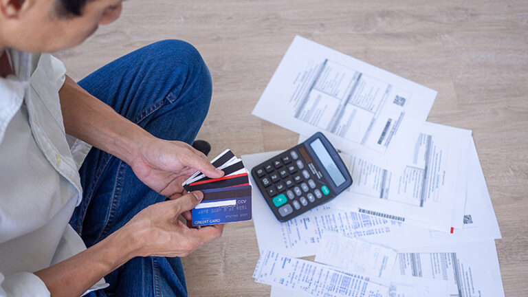 ไลน์บีเค (LINE BK) ชี้คนชั้นกลางรายได้ 3-5 หมื่น ออกอาการผ่อนไม่ไหว แถมผุดหนี้เสียพุ่ง เศรษฐกิจไทยผันผวนฉุดรายได้โตไม่ทันรายจ่าย