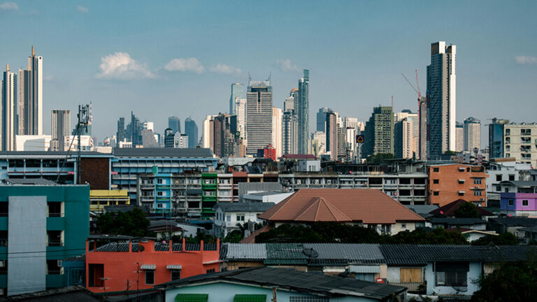 กรุงเทพเมืองที่ค่าเช่าบ้านแพง แต่ รายได้ คนเมืองหลวงเฉลี่ยถูกจัด ควักจ่ายค่าที่อยู่อาศัยเกือบ 80% ของรายได้ ตะลึงรายได้สุทธิของ คนไทย หลังหักค่าเช่าที่อยู่อาศัยตกอยู่กลุ่มต่ำสุดของโลก