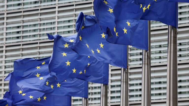 กลุ่ม อียู ทั้ง 27 ประเทศไฟเขียวคว่ำบาตรพลังงานชุดที่ 19 รัสเซีย เลิกซื้อก๊าซแอลเอ็นจีทั้งหมดเริ่ม 1 ม.ค. 70 บีบ 2 บริษัทน้ำมันดิบใหญ่สุดในรัสเซีย กดดันการเงิน-ตัดรายได้ขายน้ำมันกองเรือขนน้ำมันรัสเซียเพิ่มเป็นกว่า 500 ลำ