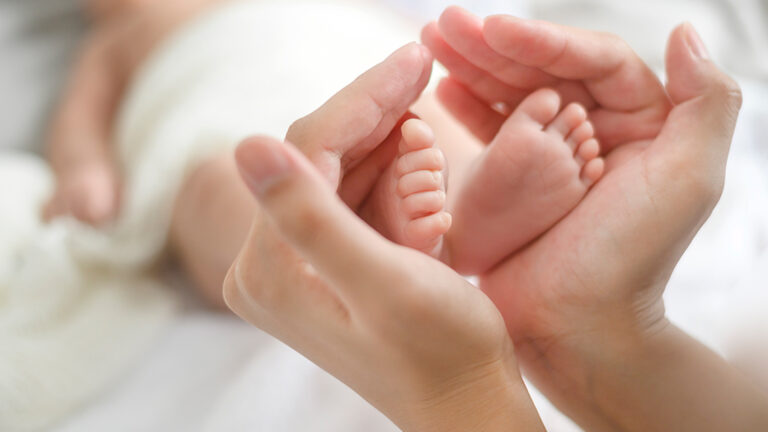 "คนเกิดน้อยกว่าตาย" ต่อเนื่องเป็นปีที่ 5 เด็กเกิดใหม่ ลดลง 10% ส่งสัญญาณวิกฤต โครงสร้างประชากร แรงงานหด ภาระคลังเพิ่ม จ่อฉุดเศรษฐกิจไทย