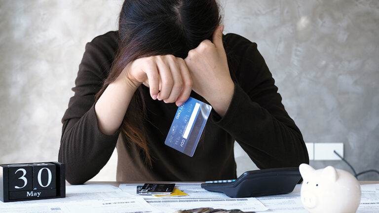 คนไทยมาถึงยุคซื้อกาแฟ 1 แก้วยังผ่อนจ่าย คนเจนวายควงเจนเอ็กซ์รวมกว่า 30 ล้านคนติด หนี้ เจนเอ็กซ์ (X) ถูกขนานนามภูเขาหนี้มากสุด เจนซี (Z) ก่อหนี้ซื้อรถยนต์มากสุด อีก 12 เดือนเจนวาย (Y) ยืนหนึ่งแบกหนี้เสียเยอะสุด เบบี้บูมเมอร์ต้องขายทองปลดหนี้