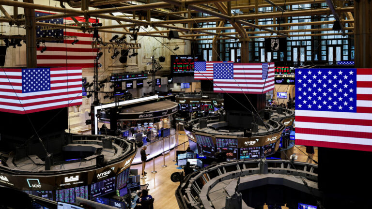 ตลาดหุ้นสหรัฐ ฟื้นคึกคัก ดัชนีหุ้นดาวโจนส์ทะยานกว่า 580 จุด ปิดพุ่งใน 1 วันดีสุดใน 5 เดือน หลังวันศุกร์ผ่านไป ถล่มเทขายหุ้นดำดิ่งกว่า 800 จุด ทรุดเลวร้ายใน 6 เดือน ปธน.ทรัมป์โพสต์ใหม่ ส่งซิกเรื่องของจีนจะเรียบร้อย