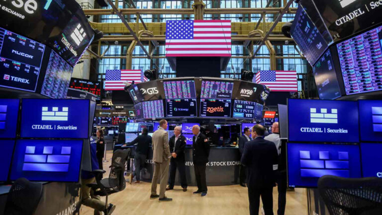 ตลาดหุ้นสหรัฐ ปิดร่วงยกแผง ดัชนีหุ้นดาวโจนส์ดิ่งแรงกว่า 300 จุด ปิดหลุด 46,000 จุดครั้งใหม่ นักลงทุนผวาปัญหาหนี้เสียจากธนาคารระดับภูมิภาคในสหรัฐ จ่อย้อนรอยปัญหาสถาบันการเงินที่เคยเกิดขึ้นในช่วงผ่านมา