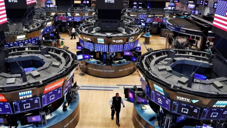 ดัชนี หุ้น ล่วงหน้าในตลาดหุ้นสหรัฐจ่อเปิดวันแรกดีดขึ้นกว่า 360 จุด วันศุกร์ผ่านไป ถล่มเทขายหุ้นดำดิ่งกว่า 800 จุด ทรุดเลวร้ายใน 6 เดือน ตลาดหุ้นเสียหายกว่า 65 ล้านล้านบาทในวันเดียว ปธน.ทรัมป์โพสต์ใหม่ ส่งซิกเรื่องของจีนจะเรียบร้อย