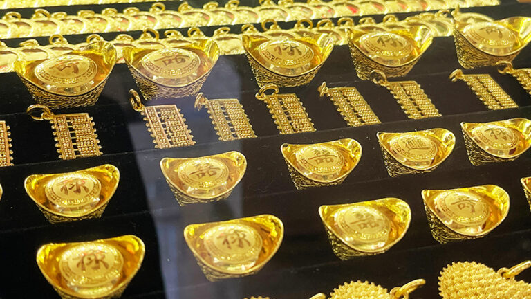 ครั้งแรกทองไทยพุ่งเกิน 20,000 บาทจากต้นปีนี้ ตลาดทองไทยพุ่ง 400 ทำนิวไฮทั้งทองแท่ง 62,500 รูปพรรณ 63,300 สูงสุดใน ต้นปีนี้มา ทองไทย ทะยาน 29,100 (+47.4%)