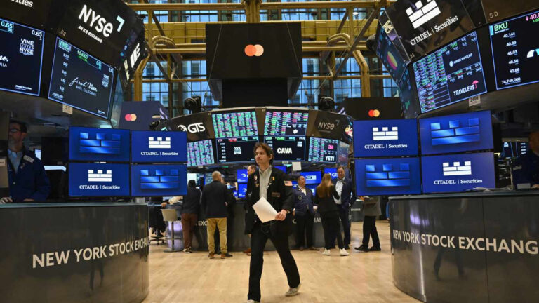 ตลาดหุ้นสหรัฐ ร่วงยกแผง ดัชนีหุ้นดาวโจนส์ปิดดิ่งกว่า 300 จุด นักลงทุนชะลอลงทุน ประเมินความไม่แน่นอนการค้าสหรัฐกับจีน