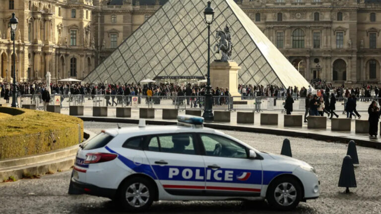 ตำรวจปารีส จับ 2 ผู้ต้องสงสัยเกี่ยวข้องแก๊งก์โจรบุกขโมยมงกุฎและอัญมณีรวมกว่า 3,400 ล้านบาทในพิพิธภัณฑ์ลูฟวร์ ใจกลางกรุงปารีส ฝรั่งเศส