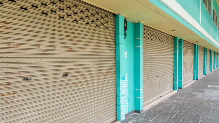 ตึกแถว สูญพันธ์แน่ หดหายถึง 50% มือสองถูกกดราคาถึงครึ่งแต่ยังลุ้นขายได้หรือไม่ได้ ราคาขายตึกแถวย่านทำเลนักท่องเที่ยวมีแต่ทรง สะพานข้ามทางแยกยันสี่แยกไฟแดงล้วนปิดโอกาสขายตึกแถว รถไฟฟ้ามาทั้งเส้นยังไม่ช่วยขายตึกแถว