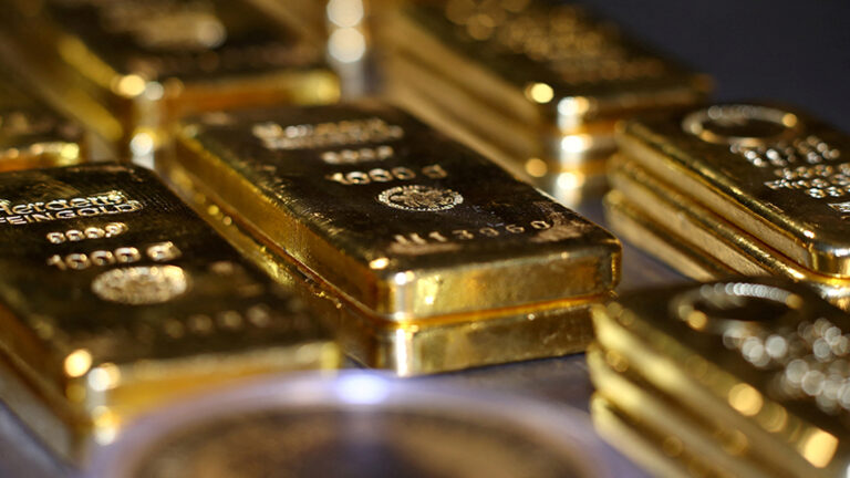 ทองคำโลก ปิดแตะหลัก 4,100 ดอลล์ครั้งแรก ราคาทองส่งมอบทันที (Spot) กระฉูด 117 ดอลล์ ปิด 4,106.48 ดอลล์ ทองคำล่วงหน้า (Future) กระชาก 132 ดอลล์ ปิด 4,116.77 ดอลล์ ทำนิวไฮทั้งคู่ ทองขึ้น 2 วันติดรวม +160 ดอลล์ ต้นปีถึงวันนี้ทะยาน 56%