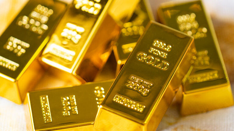 ตลาดทองคำโลก ดีดกลับปิดเหนือ 4,100 ดอลลาร์ครั้งใหม่ จากปิดต่ำสุดในเกือบ 2 สัปดาห์ ขึ้นปิดกว่า 4,140 ดอลลาร์ หยุดดำดิ่ง 2 วันติดกันเกือบ 300 ดอลลาร์ เกือบ 7% สหรัฐ อังกฤษ อียู ผนึกกำลังคว่ำบาตรรัสเซีย จ่อคุมส่งออกซอฟท์แวร์ไปจีน