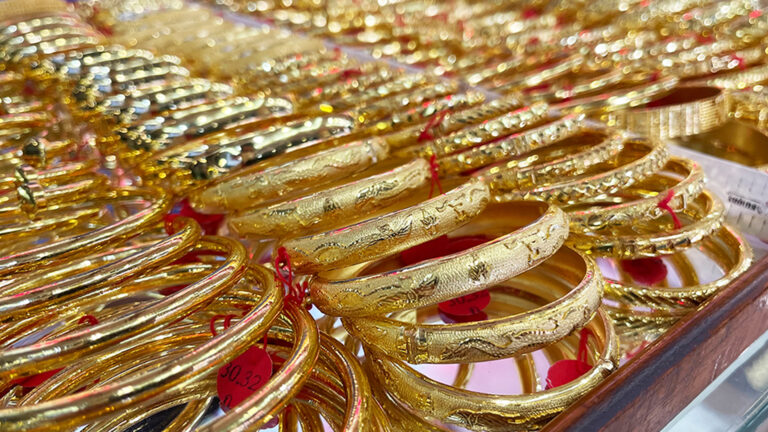 ราคา ทองคำ ในไทยวันนี้สวิงเยอะ แต่ยังบวกต่อ ปิดจบวันทะยาน +1,400 ดันทองแท่งขาย 64,150 รูปพรรณ 64,950 บาท ทำราคาสูงสุดใหม่ในประวัติศาสตร์