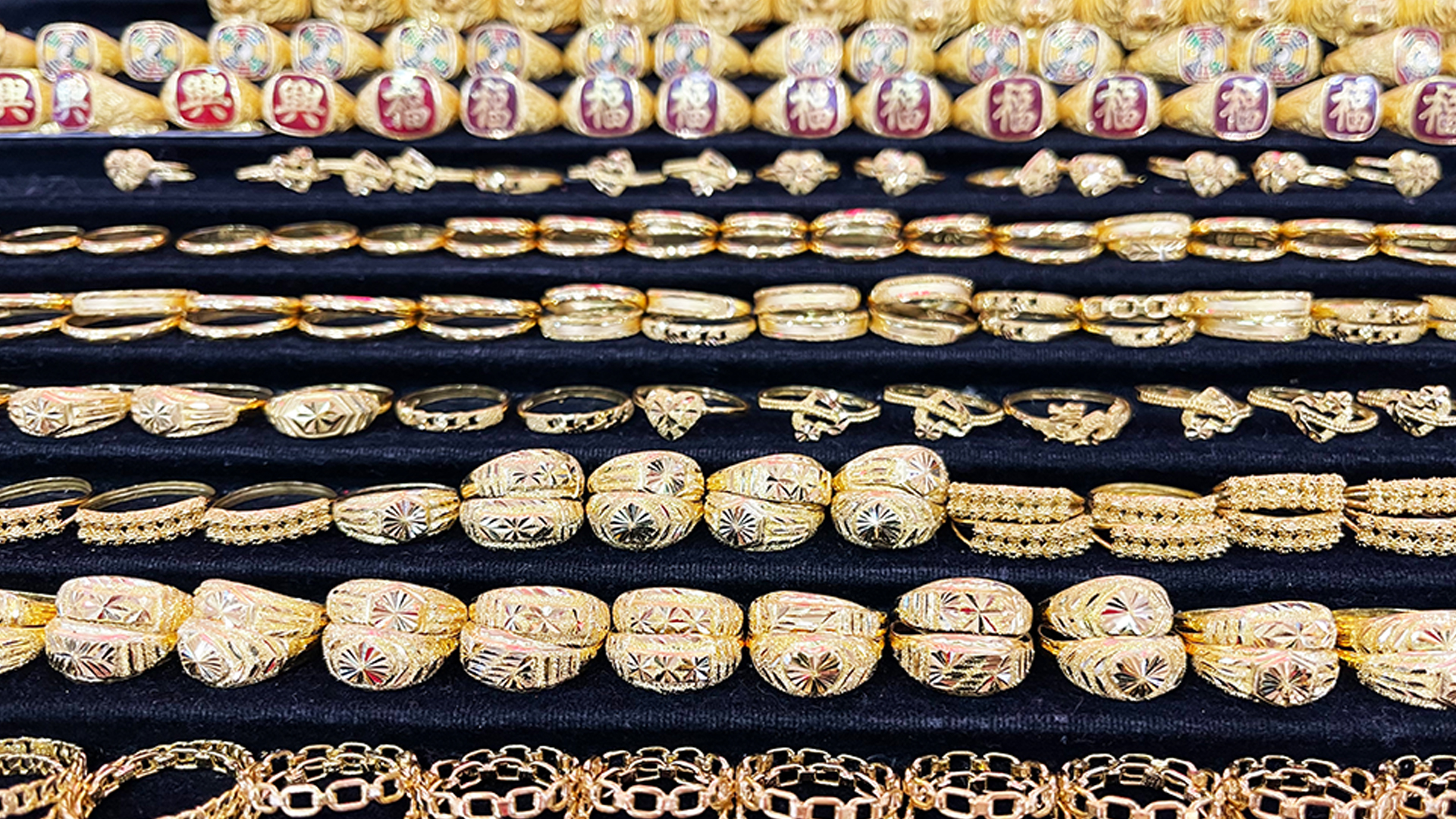 ทองคำ ในไทยปิดตลาดวูบลง -300 บาท กดทองแท่งขาย 61,250 บาท รูปพรรณ 62,050 บาท