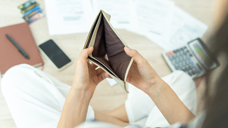 ทีทีบี ชี้มนุษย์เงินเดือนเกือบ 13 ล้านคนในไทย มีกว่า 80% ติดบ่วงหนี้ฉ่ำๆ ช็อค! งานดีรายได้สูงกว่า 1 แสนบาทแต่มีชีวิตเดือนชนเดือน กว่า 70% ไม่มีเงินออมยันไร้เงินใช้ฉุกเฉิน