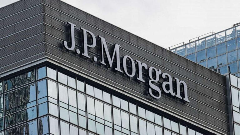 ธนาคารเจพี มอร์แกน เพิ่มเป้าราคาทองคำโลกเฉลี่ยอีกกว่า 1,300 ดอลลาร์ ลุ้นไปถึง 5,055 ดอลลาร์สหรัฐในไตรมาส 4 ปี 2026 บน 2 เงื่อนไขสำคัญ เตือนปัจจัยลบกระแทกตลาดทองคำโลก