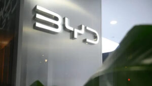 นักลงทุนผิดหวังผลประกอบการ บีวายดี กำไรสุทธิทรุดหนักในกว่า 4 ปี รายได้รวมพลาดเป้ากว่า 9 หมื่นล้าน ยอดขายรายไตรมาสร่วงครั้งแรกในรอบ 5 ปี ยอดขายรายเดือนทรุดครั้งแรกในรอบกว่า 1 ปี เสียส่วนแบ่งตลาดถึง 4%