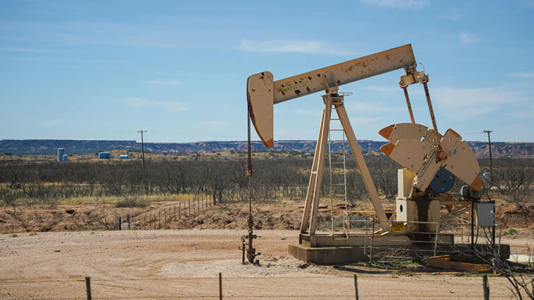 น้ำมันดิบโลก ปิดถูกสุดใน 5 เดือนถึง 3 วันติดกัน ร่วงกว่า 1% ปิดหลุด 58 ดอลลาร์ ทรัมป์ตกลงเจอปูตินครั้งที่ 2 ที่ฮังการี ปี 69 ตลาดน้ำมันดิบล้นโลกมหาศาล ตึงเครียดการค้าสหรัฐกับจีน เข้าวันที่ 16 รัฐบาลสหรัฐชัตดาวน์ ราคาน้ำมันในไทยนิ่งมาครบ 14 วัน 