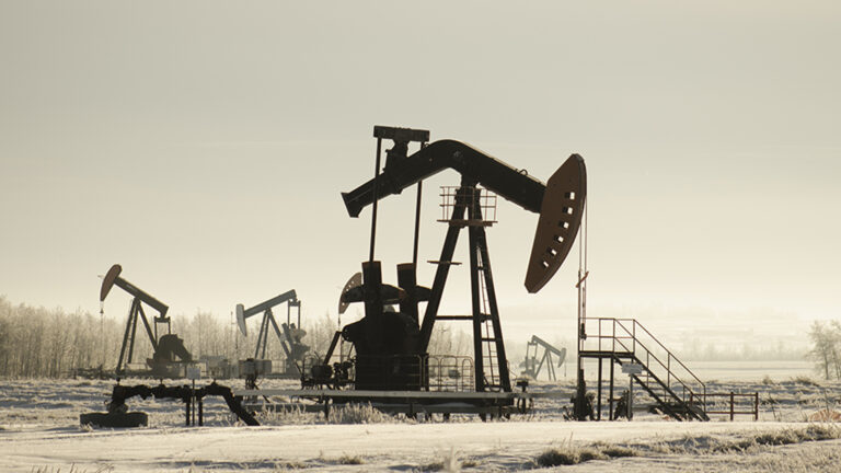 น้ำมันดิบโลก ฟื้นขึ้น 1% ปิดเหนือกว่า 63 ดอลลาร์ ตึงเครียดการค้าสหรัฐกับจีนผ่อนคลายลง เข้าวันที่ 13 รัฐบาลสหรัฐชัตดาวน์ ราคาน้ำมันในไทยนิ่งมาครบ 11 วัน 