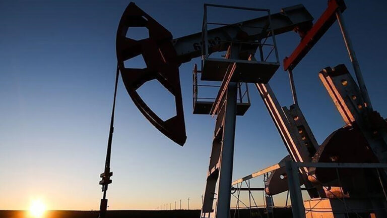 ราคาน้ำมันดิบโลก ในเอเชียพุ่งทะยานเกือบ 5% ขึ้นเหนือกว่า 64 ดอลลาร์ กลุ่มอียูแถลงคว่ำบาตรพลังงานชุดที่ 19 กับรัสเซีย หลังจากปธน.ทรัมป์คว่ำบาตร 2 บริษัทน้ำมันดิบใหญ่สุดในรัสเซีย ขายน้ำมันดิบไปหนุนเงินทำสงครามกับยูเครน รัสเซียปฏิเสธหยุดยิง พ่วงฝึกซ้อมอาวุธนิวเคลียร์