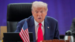 ปธน.ทรัมป์กำลังขึ้น ภาษี อีก 10% เพิ่มจากทุกอัตราภาษีสินค้าจากแคนาดาในปัจจุบัน แคว้นออนแทรีโอผลิตหนังโฆษณาตัดต่อเสียงและภาพเป็นข้อมูลเท็จ โจมตีภาษีการค้าสหรัฐ