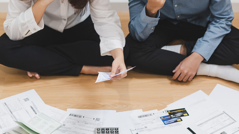 คนไทยกว่า 5.4 ล้านคนติดกับดักหนี้เรื้อรัง มนุษย์ออฟฟิศเงินเดือน 3 หมื่น ใช้ชีวิตแบบกรรมกร มนุษย์เงินเดือน 30,000 บาท ต้องนำเงินไปชำระ หนี้ ถึง 20,000 บาท ทำให้เหลือเงินใช้จ่ายในชีวิตประจำวันเพียงวันละประมาณ 300 บาท