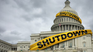 รัฐบาลสหรัฐ เข้าภาวะหยุดทำงาน งดให้บริการงานสาธารณะ หรือ Goverment Shutdown ครั้งแรกในรอบ 7 ปี เจ้าหน้าที่ราชการถูกปลด 175,000 คน