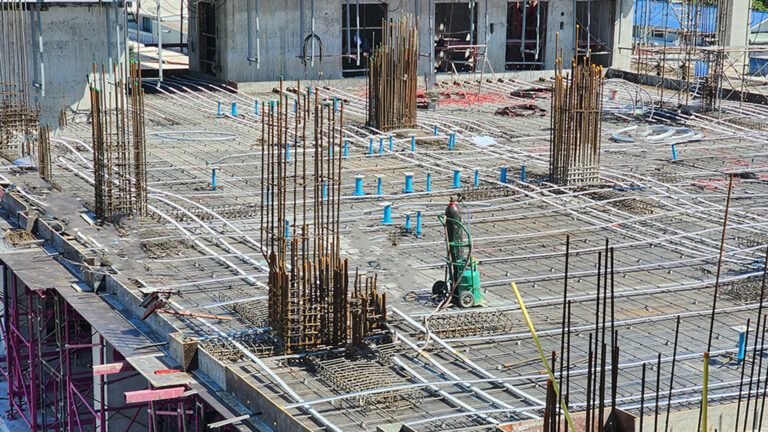 รับเหมาชาวจีนมาพร้อม วัสดุก่อสร้างศูนย์เหรียญ ไหลเข้าตลาดก่อสร้างในไทยไม่หยุด ปาดแถมชิงงานก่อสร้างจากรับเหมาคนไทย ยึดแชมป์รับเหมาก่อสร้างมากสุดของรับเหมาต่างชาติในไทย คาดปี 68 รับเหมาจีนโต 20% เตือนธุรกิจรับเหมาของคนไทยสู้ยาก