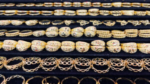 เปิด ราคาทองคำ วันเสาร์ดิ่ง -1,200 ทำสถิติราคาเปิดดำดิ่งมากที่สุดในรอบปี 68 นี้ กดทองแท่ง 66,000 รูปพรรณ 66,800 สัปดาห์นี้ทองพุ่ง 3,900(+ 6.3%) ต้นปีนี้ทองไทยทะยาน 23,600 (+57%)