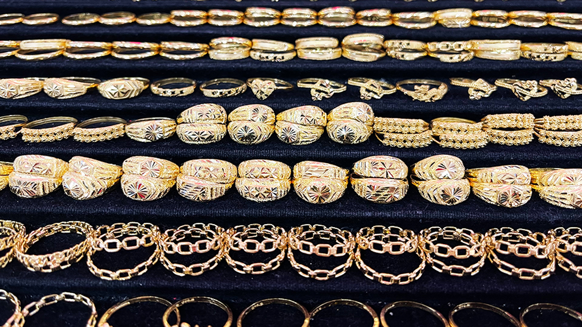 เปิด ราคาทองคำ วันเสาร์ดิ่ง -1,200 ทำสถิติราคาเปิดดำดิ่งมากที่สุดในรอบปี 68 นี้ กดทองแท่ง 66,000 รูปพรรณ 66,800 สัปดาห์นี้ทองพุ่ง 3,900(+ 6.3%) ต้นปีนี้ทองไทยทะยาน 23,600 (+57%)
