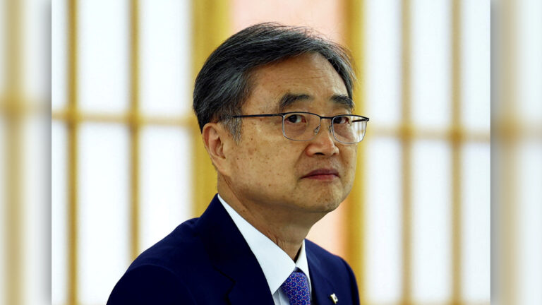 รัฐมนตรีต่างประเทศเกาหลีใต้เรียกทูตเขมรมาพบ ประท้วงหลอกลวงออนไลน์จับนักศึกษาเรียกค่าไถ่ 50 ล้านวอน(1.1 ล้านบาท) ที่สุดเป็นเหยื่อฆาตกรรมในกัมพูชา ยกระดับเตือนคนเกาหลีให้เลี่ยงไปกัมพูชา มีผลทันที จี้รัฐบาลกัมพูชาร่วมมือทางการ เกาหลีใต้ เร่งกำจัดขบวนการลวงออนไลน์ใน กัมพูชา ให้สิ้นซาก