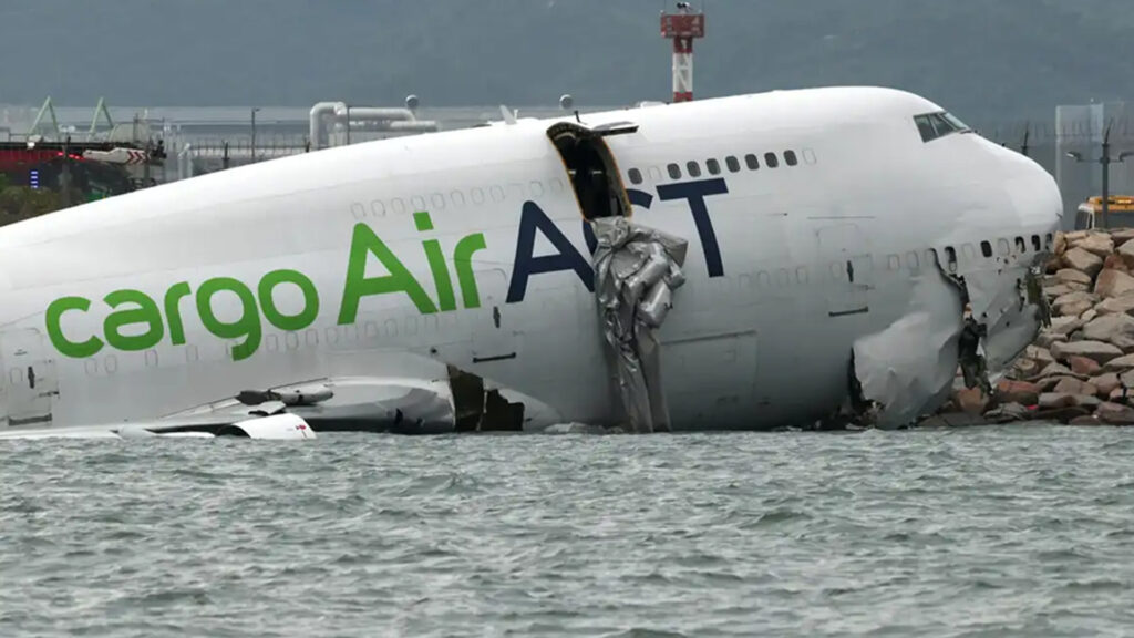 เครื่องบินส่งสินค้าโบอิ้ง 747 ลื่นไถลทางวิ่งตกทะเลที่ฮ่องกง เครื่องบินขนส่ง สินค้าของสายการบินเตอร์กิชแต่ให้บริการในชื่อเที่ยวบินเอมิเรตส์เสียชีวิต 2 ราย อุบัติเหตุเลวร้ายใน 27 ปีของประวัติศาสตร์ของการบริการสนามบินฮ่องกง
