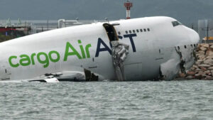 เครื่องบินส่งสินค้าโบอิ้ง 747 ลื่นไถลทางวิ่งตกทะเลที่ฮ่องกง เครื่องบินขนส่ง สินค้าของสายการบินเตอร์กิชแต่ให้บริการในชื่อเที่ยวบินเอมิเรตส์เสียชีวิต 2 ราย อุบัติเหตุเลวร้ายใน 27 ปีของประวัติศาสตร์ของการบริการสนามบินฮ่องกง