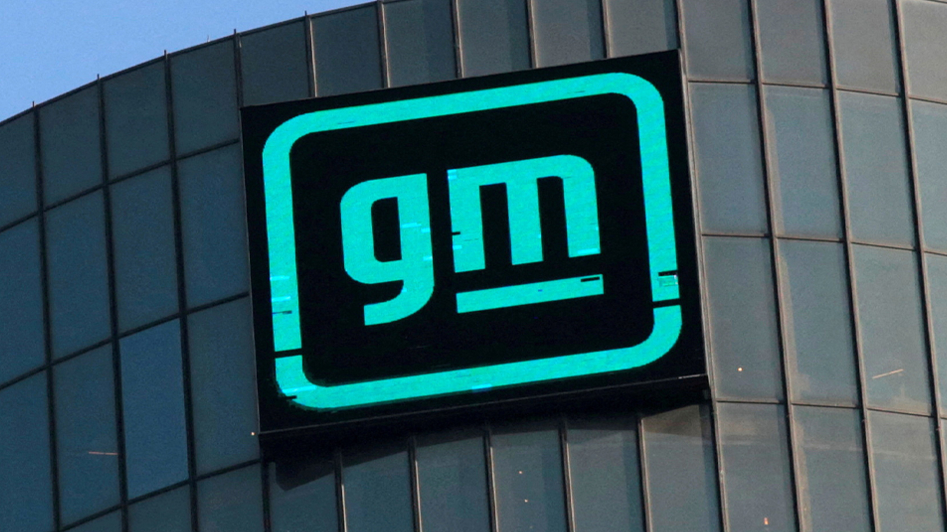 เจนเนอรัล มอเตอร์ เดินหน้าปลดพนักงานรวมกว่า 3,400 คน ปิดโรงงานผลิตรถอีวีชั่วคราวนาน 3 สัปดาห์ ลดกะทำงานเหลือกะเดียวรับการเปิดเดินเครื่องผลิตใหม่ กดดันพนักงานโรงงานอีวีเกินครึ่งตกงาน