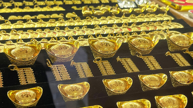 เปิดตลาด ทองคำ กระฉูด 1,600 บาท ครั้งแรกที่ทองเปิดตลาดเกิน 1,000 บาทเป็นครั้งที่ 3 ในไม่ถึง 3 สัปดาห์ ทองแท่ง 66,900 บาทเป็นครั้งแรก รูปพรรณแตะ 67,700 ทำนิวไฮทั้งคู่ ต้นปีถึงราคาเปิด ทองไทย +24,500 บาท หรือกว่า 57%