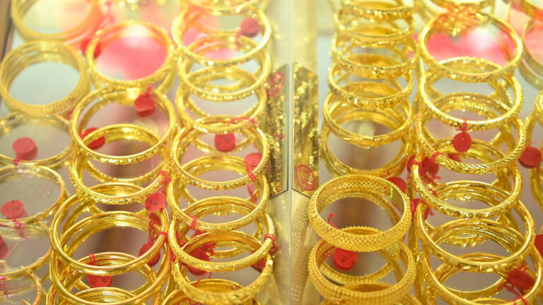 เปิดตลาด ทองไทย วันเสาร์ขึ้น 250 บาท ดันทองแท่ง 62,100 รูปพรรณ 62,900 ถูกสุดใน 4 วัน สัปดาห์นี้ทองพุ่งขึ้น 2,650 หรือกว่า +4.5% ต้นปีนี้มาทองคำไทยทะยาน 19,700 ขึ้นกว่า 46%