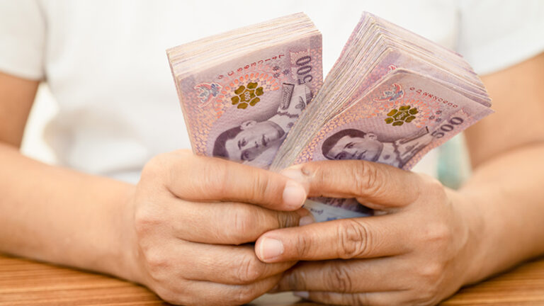 แบงก์ชาติชี้หนี้ครัวเรือน ภาคใต้เฉลี่ยมากที่สุด สวนคนภาคเหนือแบกหนี้ครัวเรือนน้อยสุดในไทย แต่ไม่สะท้อนฐานะการเงินดี ครัวเรือนภาคเหนือก่อหนี้มีถึง 50% มากกว่าช่วงโควิด-19 แบกหนี้สูงสุดเกิน 2.56 แสนบาทต่อครัวเรือน ก่อหนี้เกินตัวพบมากสุดในครัวเรือนรายได้ต่ำหมื่นบาท