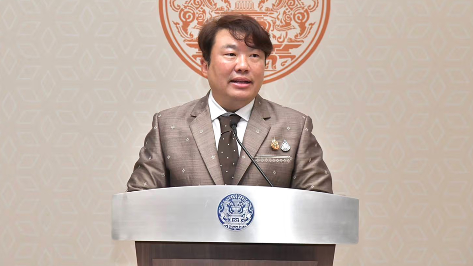 โฆษกรัฐบาล เตือนคนหัวหมอ ฉวยโอกาส ช่วง “คนละครึ่งพลัส” ขายสินค้าเกินราคา ฟันโทษลปรับไม่เกิน 140,000 บาท จำคุกไม่เกิน 7 ปี เตือน ได้ไม่คุ้มเสีย