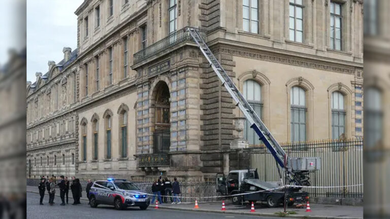 โจรบุกปล้นพิพิธภัณฑ์ลูฟวร์ ใจกลางกรุงปารีส ฝรั่งเศส พิพิธภัณฑ์ที่มีคนเข้าชมมากที่สุดในโลก คนร้าย 4 คนขโมยอัญมณี 9 ชิ้นจากคอลเลกชั่นนโปเลียนและจักรพรรดิ สุดแพงยันประเมินค่าไม่ได้ สั่งปิดพิพิธภัณฑ์ลูฟวร์ทั้งวันนี้